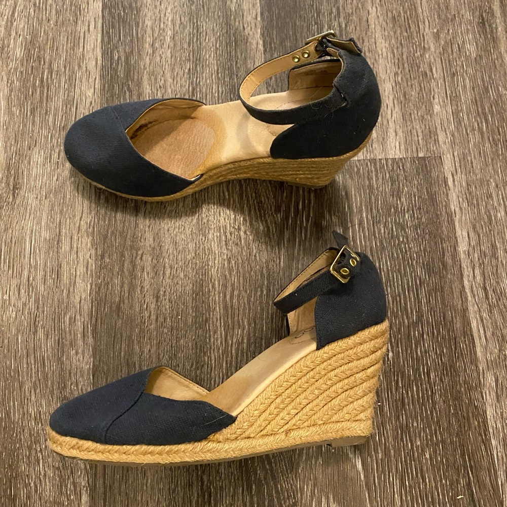 Me Too Navy Blue wedges with gold details 8M summer sandal